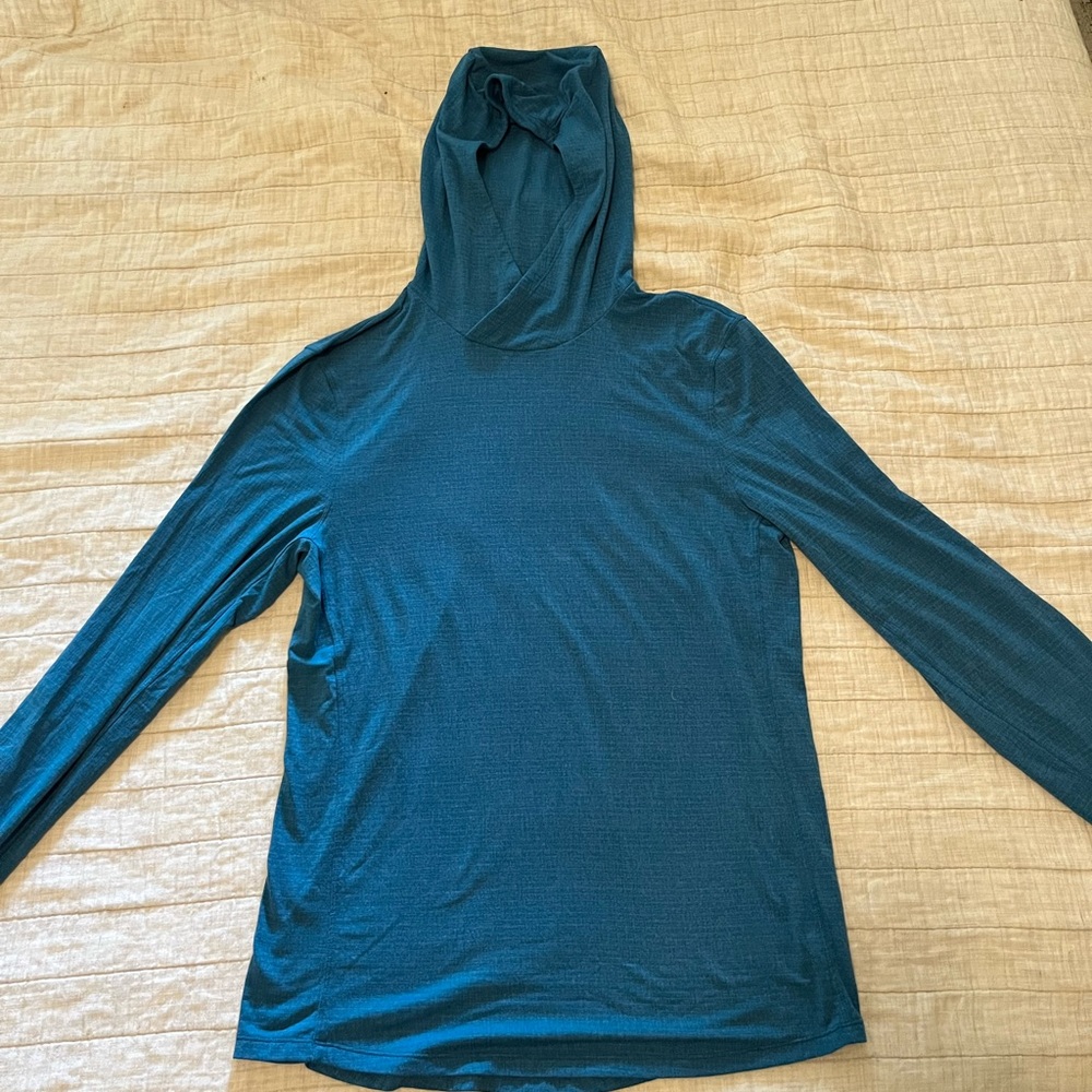 Lululemon men’s small hooded long sleeve